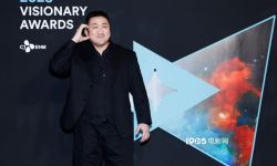 马东锡出席Visionary Awards颁奖礼，猛男花式比心