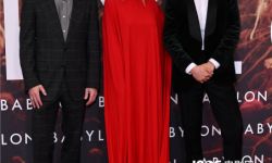 《巴比伦》伦敦首映， 玛格特·罗比一抹红裙秀美背