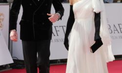 2023英国电影学院奖颁奖礼举行，杨紫琼与两位“老公”贴贴