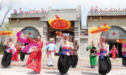 绥德县黄土地艺术团“文化进乡村”活动惠民演出 ，激发陕北秧歌的魅力和活力