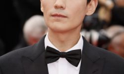 演员朱一龙亮相第76届戛纳国际电影节开幕式红毯，入选法国GQ戛纳红毯最时尚男人