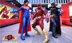 DC超级英雄电影《闪电侠》在北京举行首映礼， 《受益人》导演点赞草根英雄