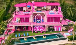 《芭比》粉色房子7月17日变成民宿， 粉丝绘制《奥本海默》跨界图