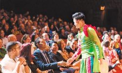 湖南杂技艺术剧院精彩杂技展现中国魅力，与外国观众结下友谊