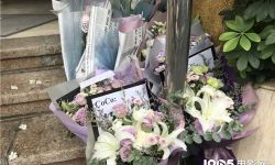 李玟追悼会在香港举行， 粉丝布置紫白色花海送别