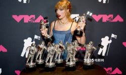 泰勒·斯威夫特现身MTV音乐录影带大奖后台与奖杯合影，获九项大奖打破VMA历史纪录