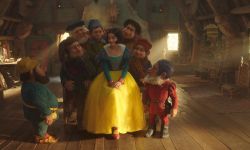 迪士尼真人版《白雪公主》推迟一年上映，公主与七个小矮人亮相 
