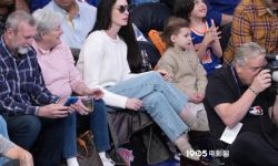 安妮·海瑟薇和家人看篮球赛， 父母一同现身开心观赛