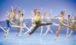 交响芭蕾《欢乐颂·星海璀璨》举行全球首演，220人芭蕾舞台上演绎“贝九”