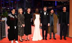 基里安·墨菲、马特达蒙、许鞍华等亮相74届柏林电影节开幕红毯