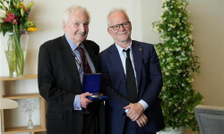杜比立体声电影项目发明人之一荣获戛纳电影节奖章