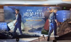 电影《海关战线》在北京举行首映礼，谢霆锋现场大秀蝴蝶刀技能