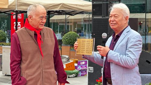 图02-成都东八区小学《小兵张嘎》活动上黄健中导演与安吉斯