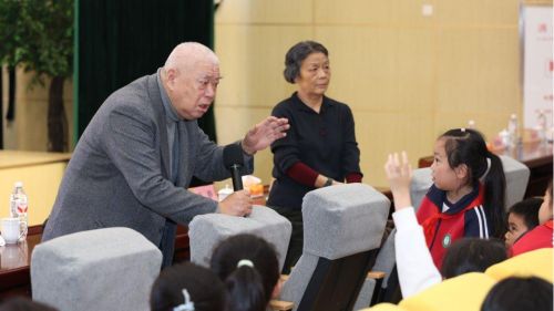 图03-济南弘雅学校《霹雳贝贝》宋崇导演与孩子们亲切交流
