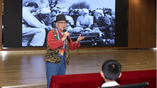 图04-济南《小兵张嘎》张华勋导演与济南燕山小学同学互动