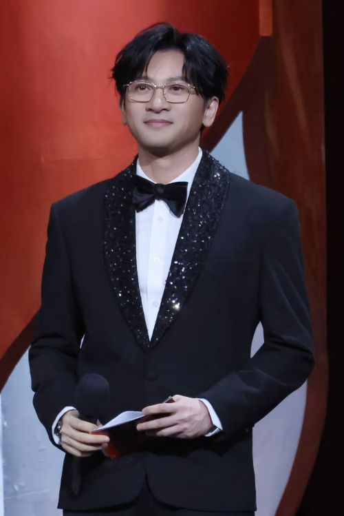 苏有朋金鸡奖再执话筒 展全能电影人素养主持获观众好评 (1).jpg