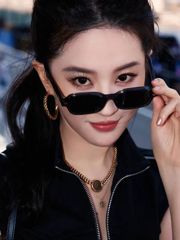 刘亦菲的眼神超A，嘴角勾勒出一抹笑容，显得十分俏皮邪魅。