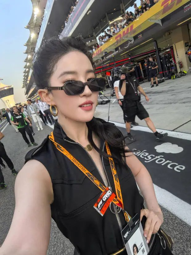 刘亦菲自拍留影，状态惬意。