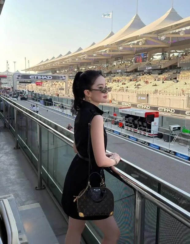 搜狐娱乐讯 7日，刘亦菲观看F1阿布扎比大奖赛收官战的现场美照释出，她扎着高马尾，戴着墨镜，一身全黑look又美又飒，酷范儿十足！