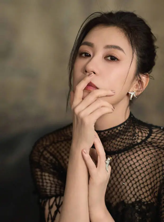 贾静雯端庄优雅。