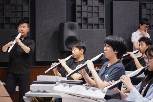 图4:四川音乐学院学生练习演奏电吹管.jpg