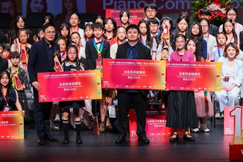 廖老师与获奖选手合影2